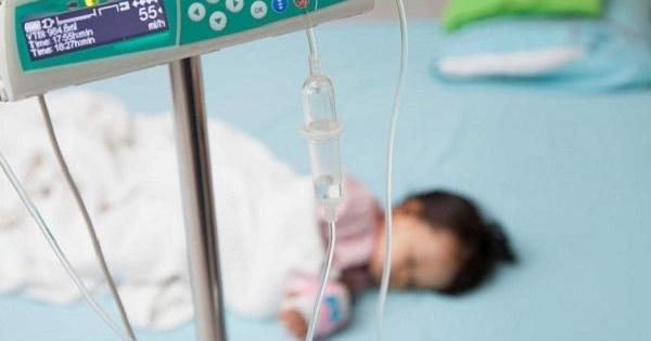 Bé 18 tháng suýt mất mạng vì dùng Oresol pha sẵn để bù nước
