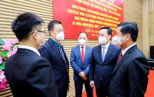 Trao giấy chứng nhận đầu tư cho dự án FDI có quy mô vốn đầu tư lớn nhất tỉnh Nghệ An
