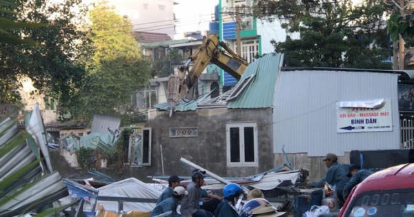 Địa ốc 7AM: Lùm xùm đền bù 'đất vàng' giá bèo, Nha Trang yêu cầu tháo dỡ bức tường "khủng" trước 21/1 Địa ốc 7AM: Lùm xùm đền bù 'đất vàng' giá bèo, Nha Trang yêu cầu tháo dỡ bức tường "khủng" trước 21/1