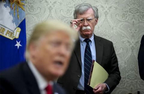 'Cú bẻ lái' ngoạn mục của ông Trump