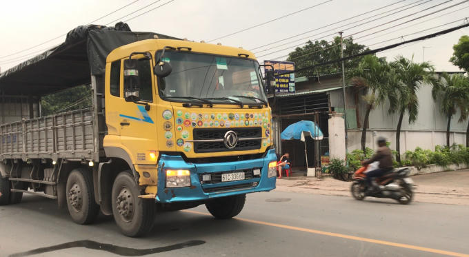 Bình Dương: Tránh ô tô, xe máy lao vào hông xe tải, 2 người bị thương