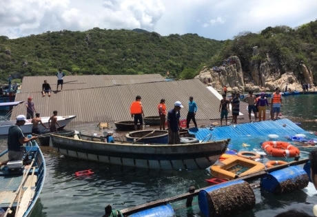 Chìm nhà hàng trên vịnh Vĩnh Hy, ít nhất 2 người tử vong Chìm nhà hàng trên vịnh Vĩnh Hy, ít nhất 2 người tử vong
