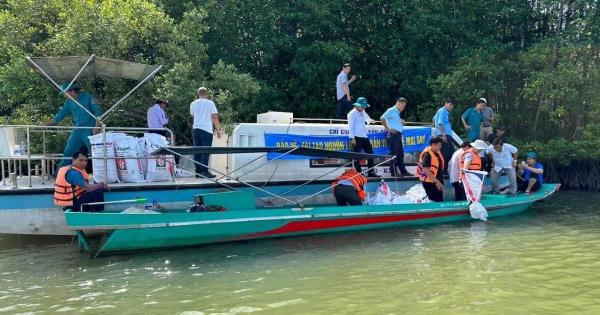 Đồng Nai: Thả cá phóng sinh, tái tạo nguồn lợi thủy sản