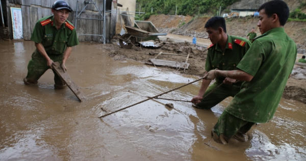 Xúc động hình ảnh chiến sĩ công an ngâm mình trong nước sát cánh với dân trong cơn lũ dữ