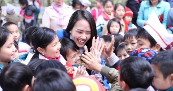 Á hậu Lâm Thùy Anh về quê từ thiện trong giá lạnh