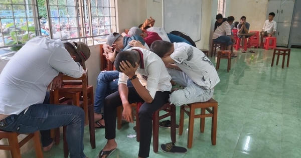 Tiền Giang: Kiểm tra quán karaoke, phát hiện 34 thanh niên đang "phê" ma tuý Tiền Giang: Kiểm tra quán karaoke, phát hiện 34 thanh niên đang "phê" ma tuý