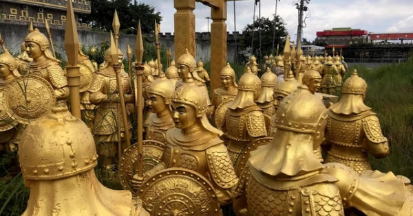 Cận cảnh “Đội quân đất nung” hư hỏng trong bãi phế liệu