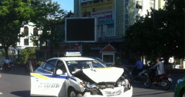 Huế: Xe taxi nát đầu vì  “hôn” đuôi xe tải