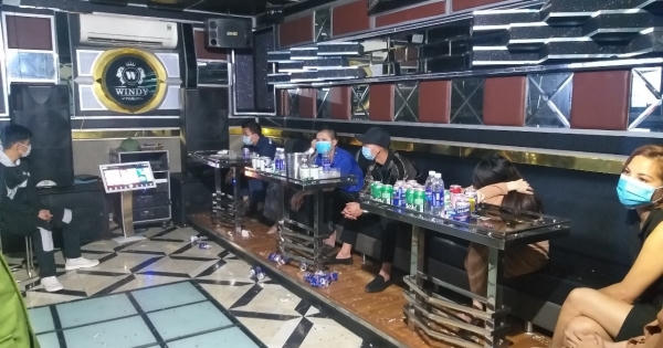 Quảng Ninh: Xử phạt hàng loạt các cơ sở kinh doanh hoạt động bất chấp lệnh cấm