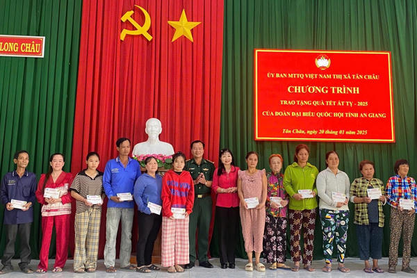 Đoàn đại biểu Quốc hội tỉnh An Giang thăm, tặng quà, chúc Tết tại thị xã Tân Châu, huyện Phú Tân và huyện Chợ Mới