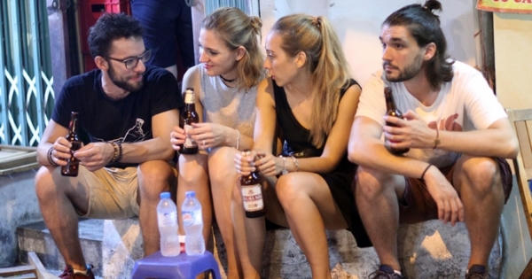 Du khách Tây đổ bộ ra đường bất chấp mưa lớn