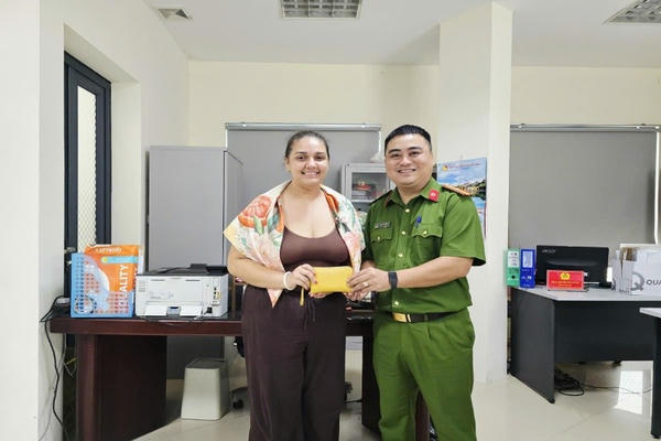 Công an phường Hoàn Kiếm trao trả tài sản đánh rơi cho du khách nước ngoài