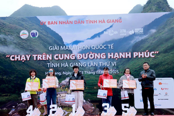 Gần 2.200 vận động viên tham gia Giải Marathon quốc tế 'Chạy trên cung đường Hạnh Phúc'