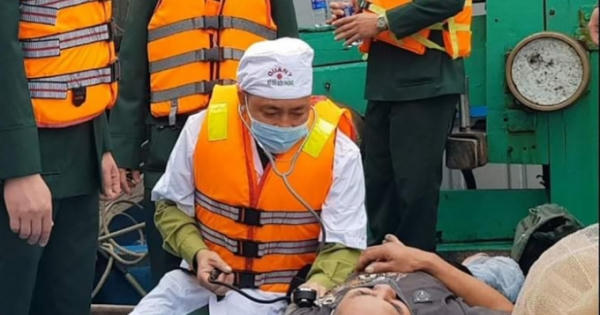 Cứu 8 ngư dân trên chiếc tàu cá bốc cháy, chìm trên biển