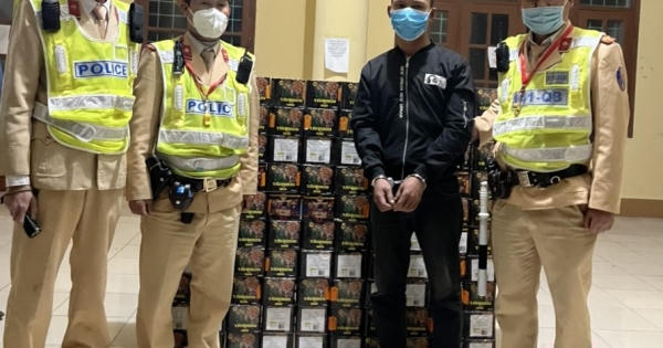 Bắt 2 đối tượng vận chuyển 130 kg pháo hoa nổ trái phép ở Quảng Bình