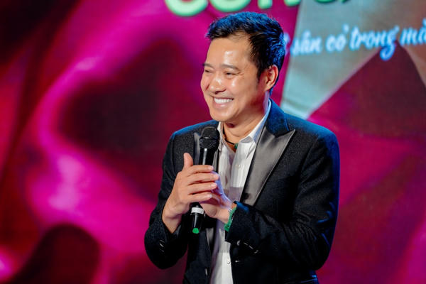 Hồng Sơn "công chúa" ra mắt hồi ký