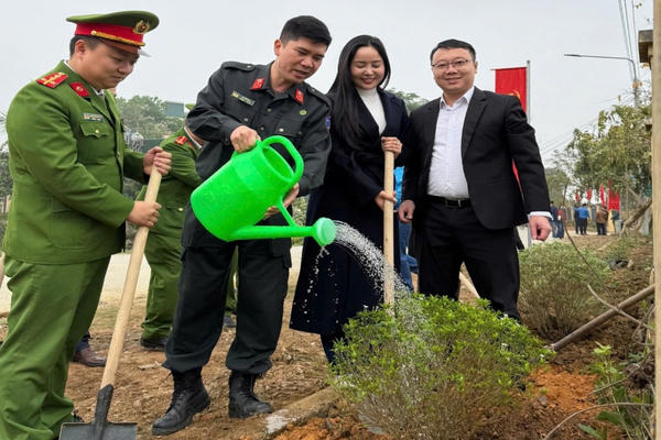 Chiến sỹ Cảnh sát cơ động sôi nổi các hoạt động Tháng Thanh niên