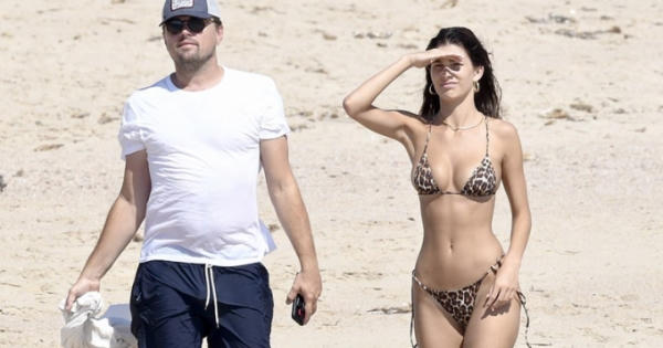 Leonardo DiCaprio vui đùa bên gái xinh trên bãi biển