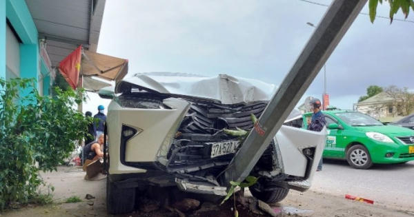 Lexus RX300 va chạm với 2 xe máy trên quốc lộ 1A ở Nghệ An