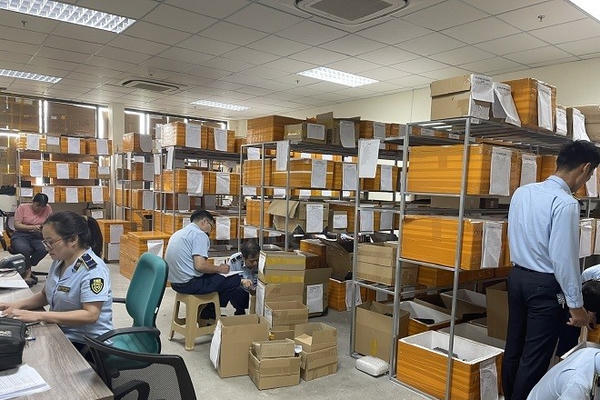 Xử phạt Công ty TNHH Tiger Display Global 122,5 triệu đồng vì kinh doanh 4000 pin điện thoại nhập lậu