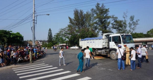 Bình Dương: Một người phụ nữ bị xe ben cán ngang qua người chết thảm