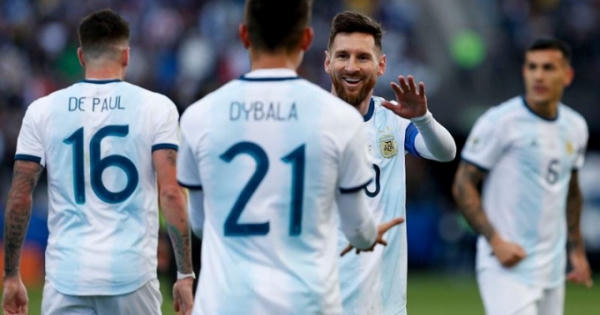 Messi quá kiêu ngạo khi không lên bục nhận huy chương? Messi quá kiêu ngạo khi không lên bục nhận huy chương?