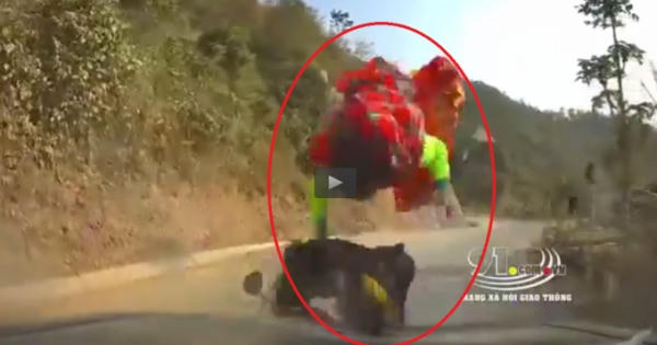 Video: Kinh hoàng cảnh xe máy đấu đầu ô tô khiến cháu bé bay lên không chung