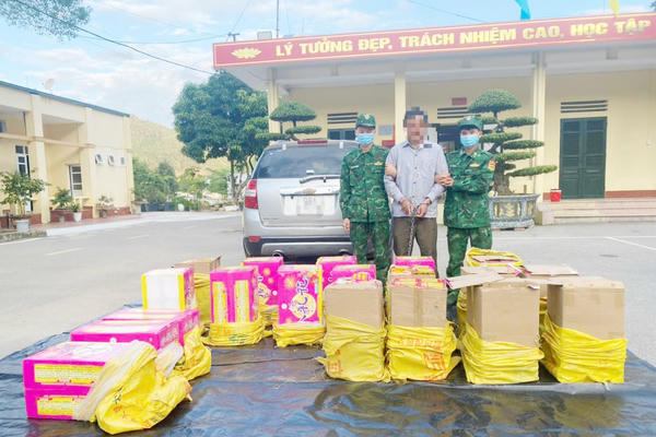 Quảng Ninh: Bắt tài xế xe bán tải chở pháo lậu ở khu vực biên giới