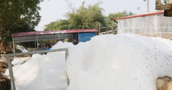 Nước sông Nhuệ hôi thối nồng nặc, tạo bọt trắng xoá Nước sông Nhuệ hôi thối nồng nặc, tạo bọt trắng xoá