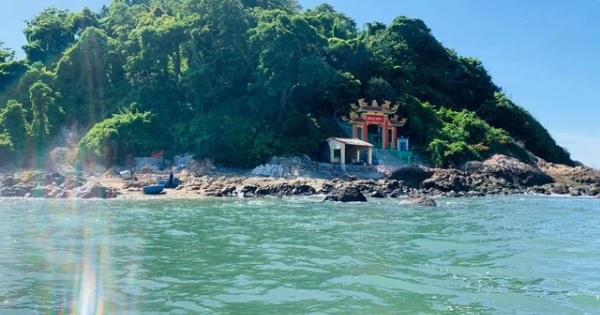 Lạ Lùng ngôi miếu "thoắt ẩn thoắt hiện", khách đến phải canh giờ ở Vũng Tàu