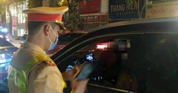 Nữ tài xế xe Camry say "ngất ngưởng" đêm giao thừa trên phố Hà Nội