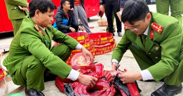 CSCĐ Thanh Hóa bắt giữ xe khách vận chuyển 83kg pháo nổ trái phép