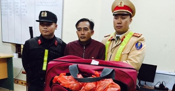 Quảng Ninh: Bắt giữ đối tượng vận chuyển gần 100 quả pháo trứng