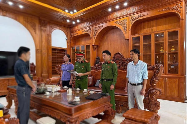 Bị khởi tố “Trốn thuế” vì doanh thu hơn 50 tỷ nhưng chỉ kê khai thu 308 triệu đồng Bị khởi tố “Trốn thuế” vì doanh thu hơn 50 tỷ nhưng chỉ kê khai thu 308 triệu đồng