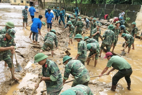 Hơn 260.000 cán bộ, chiến sĩ Quân đội chủ động cùng chính quyền và nhân dân ứng phó bão số 15 Hơn 260.000 cán bộ, chiến sĩ Quân đội chủ động cùng chính quyền và nhân dân ứng phó bão số 15