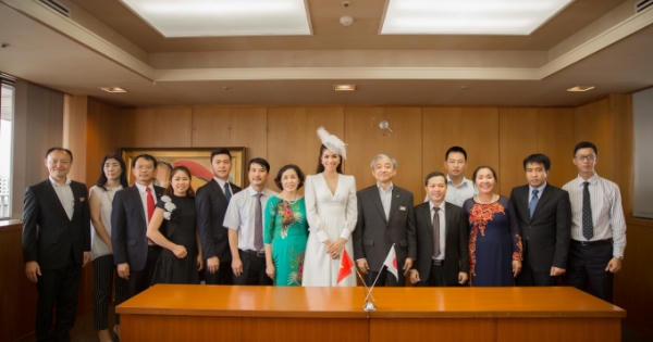 Phạm Hương diện đầm trắng cổ điển thăm Lãnh sự quán Việt Nam tại Fukuoka, Nhật Bản Phạm Hương diện đầm trắng cổ điển thăm Lãnh sự quán Việt Nam tại Fukuoka, Nhật Bản