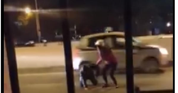 Clip: Nam thanh niên thất tình lao thẳng vào xe trên đường tự tử ngày 8/3 tại Hà Nội