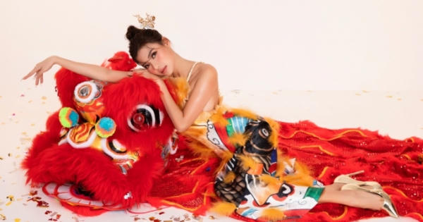 Thúy Diễm “Cát đỏ” khoe lưng trần gợi cảm với áo yếm