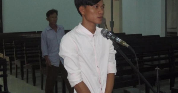 Đi tù vì ném biển số xe vào cảnh sát cơ động