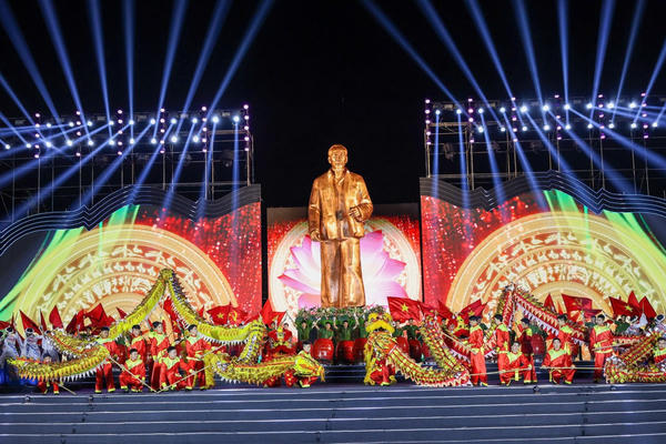 Trang trọng lễ Khánh thành Tượng 'Bác Hồ về thăm quê'