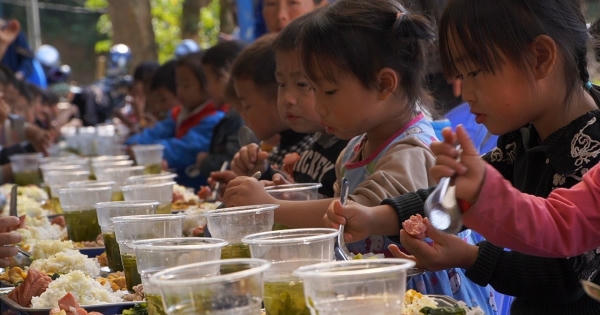 “Đông ấm 2023 - Hơi ấm yêu thương”: Mang yêu thương xua đi giá lạnh trên vùng cao “Đông ấm 2023 - Hơi ấm yêu thương”: Mang yêu thương xua đi giá lạnh trên vùng cao