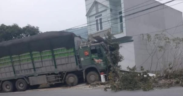 Tài xế xe tải ngủ gật điều khiển xe tông vào nhà dân