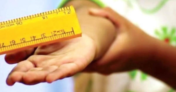 23 học sinh lớp 4 bị giáo viên phạt bằng thước do làm bài không đạt yêu cầu