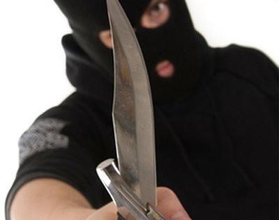 Đang ngủ cô gái bị nam thanh niên dùng dao đe doạ cướp tài sản lúc rạng sáng