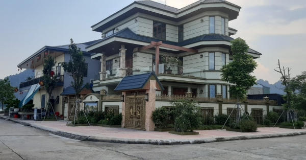 Cận cảnh những ngôi biệt thự không "sổ đỏ" bên cạnh vịnh Bái Tử Long
