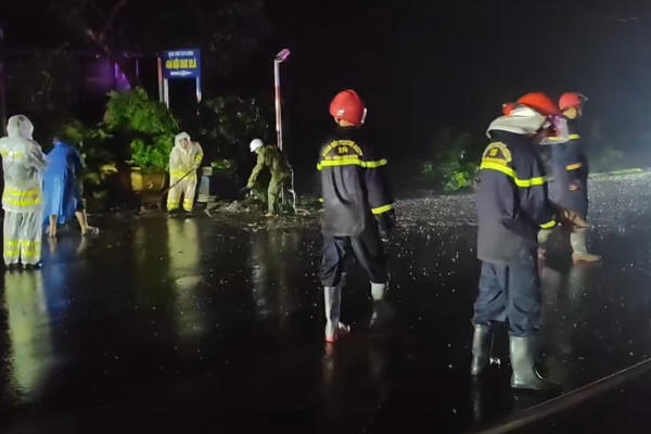 Kịp thời xử lý sự cố xe tải làm rơi hàng tấn vỏ hạt điều trên Quốc lộ 14