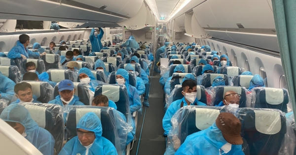 Khởi tố nguyên cán bộ đại sứ quán và 8 đối tượng trong vụ "chuyến bay giải cứu"