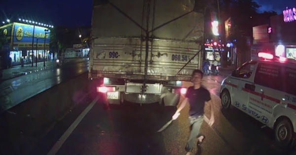 Clip tài xế xe cứu thương 37A vác dao dọa chém đối thủ