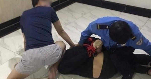 Hoá trang thành bảo vệ, công an bắt bắt kẻ mang 32 túi ma túy tại Hà Nội