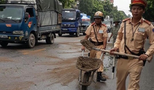 CSGT khắc phục 500m dầu do xe tải làm rơi ra đường khiến nhiều phương tiện bị ngã